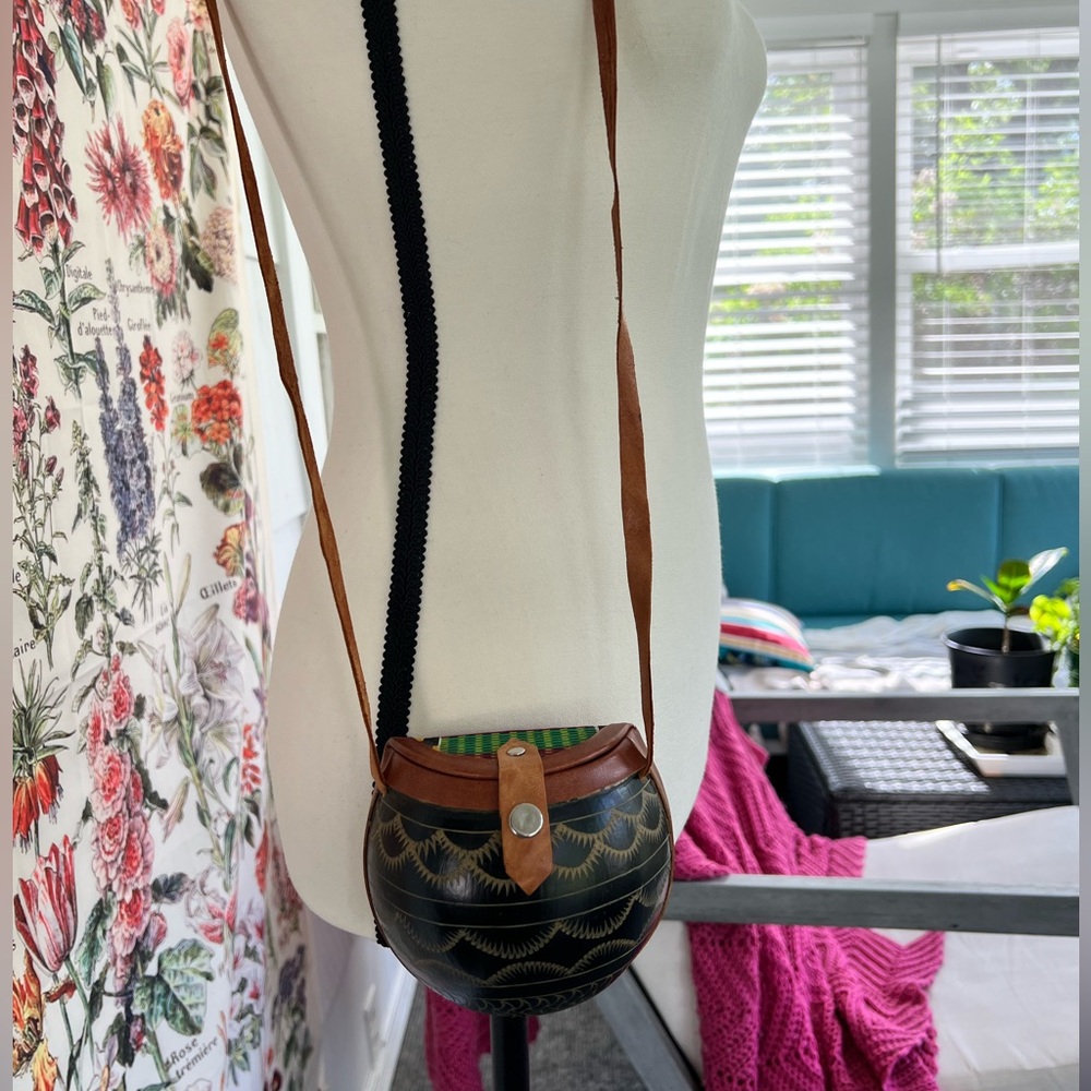 Half shell little purse. Nice black painted design on front fabric back.